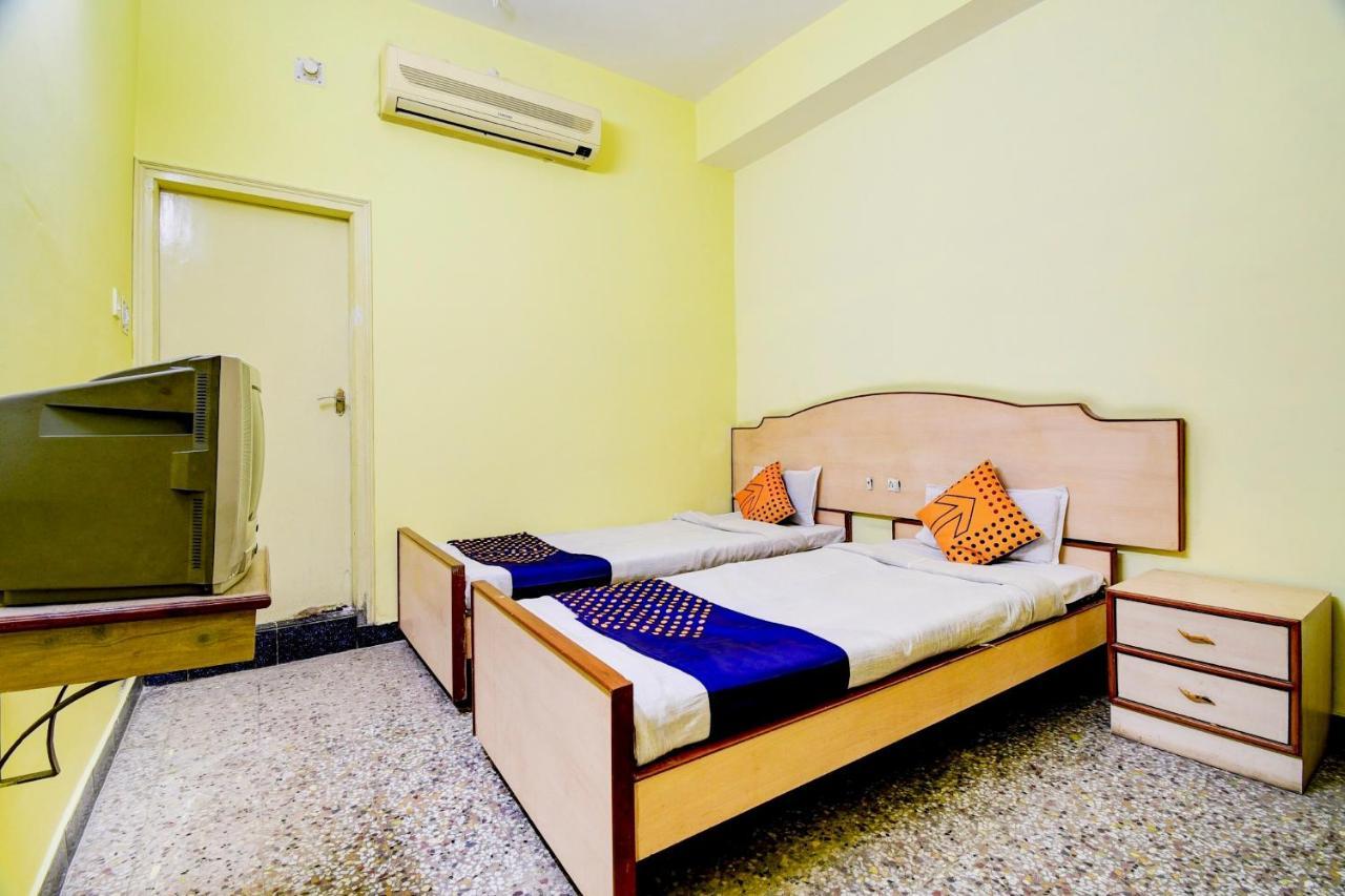 מלון דיברוגר Spot On 80135 Gopala Residency מראה חיצוני תמונה