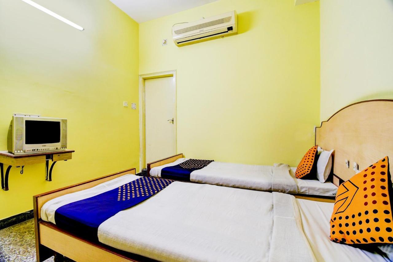 מלון דיברוגר Spot On 80135 Gopala Residency מראה חיצוני תמונה